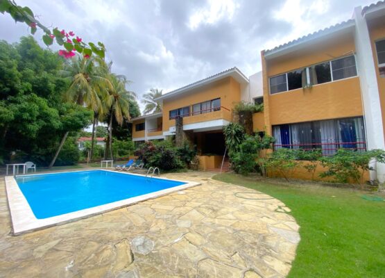 Modern 2-Bedroom Ground-Floor Apartment Steps from the Beach in Costambar
