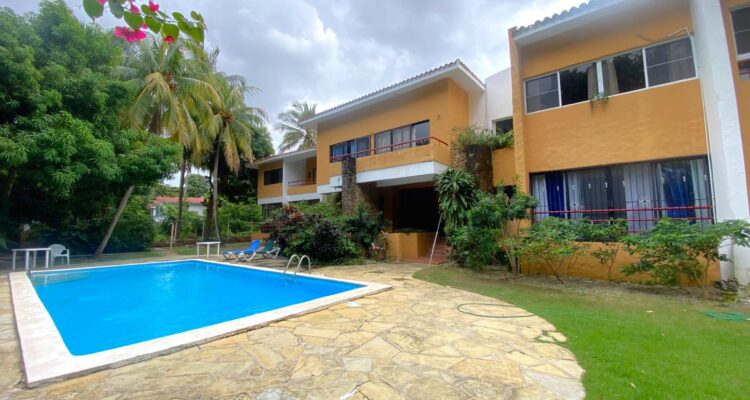 Modern 2-Bedroom Ground-Floor Apartment Steps from the Beach in Costambar