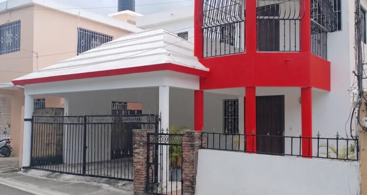 Spacious 3-Bedroom Home for Sale Between Luis Ginebra & Malecón – Puerto Plata